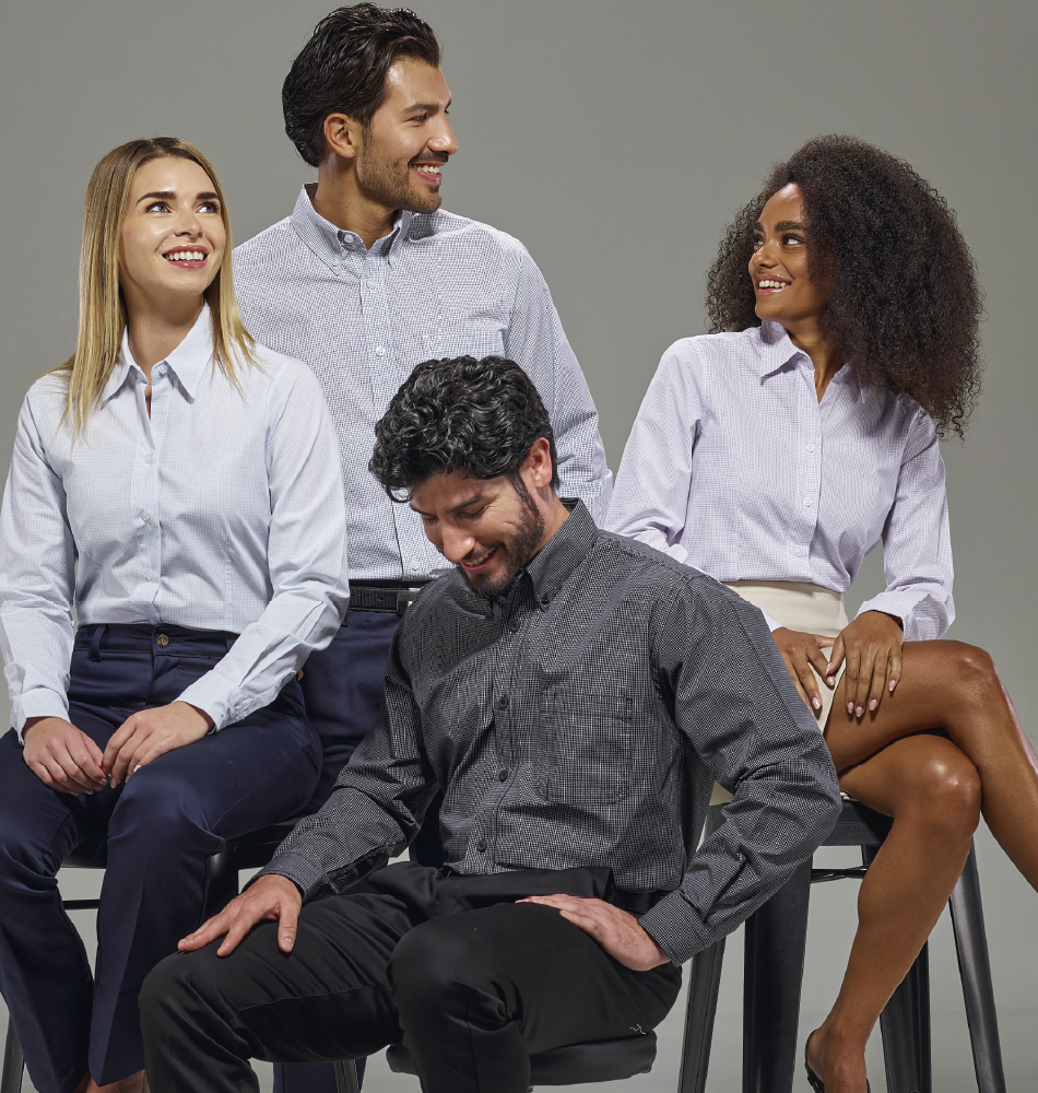 Equipo con uniformes corporativos